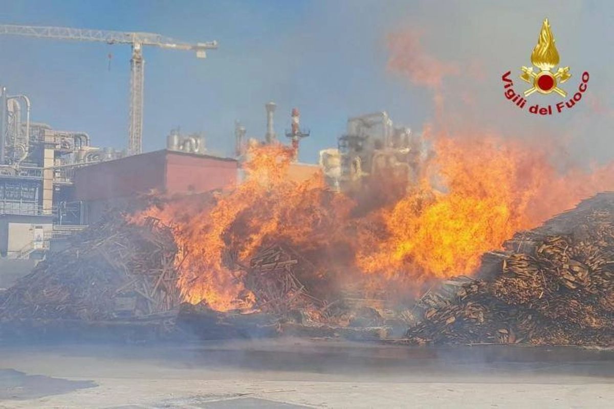 Incendio in un deposito di legno: in corso le verifiche ambientali