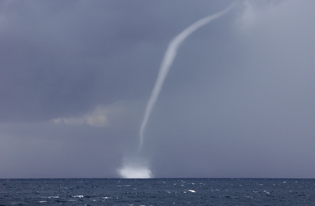 Meteo, goccia fredda e mare caldo: il mix esplosivo che scatena trombe d’aria e marine