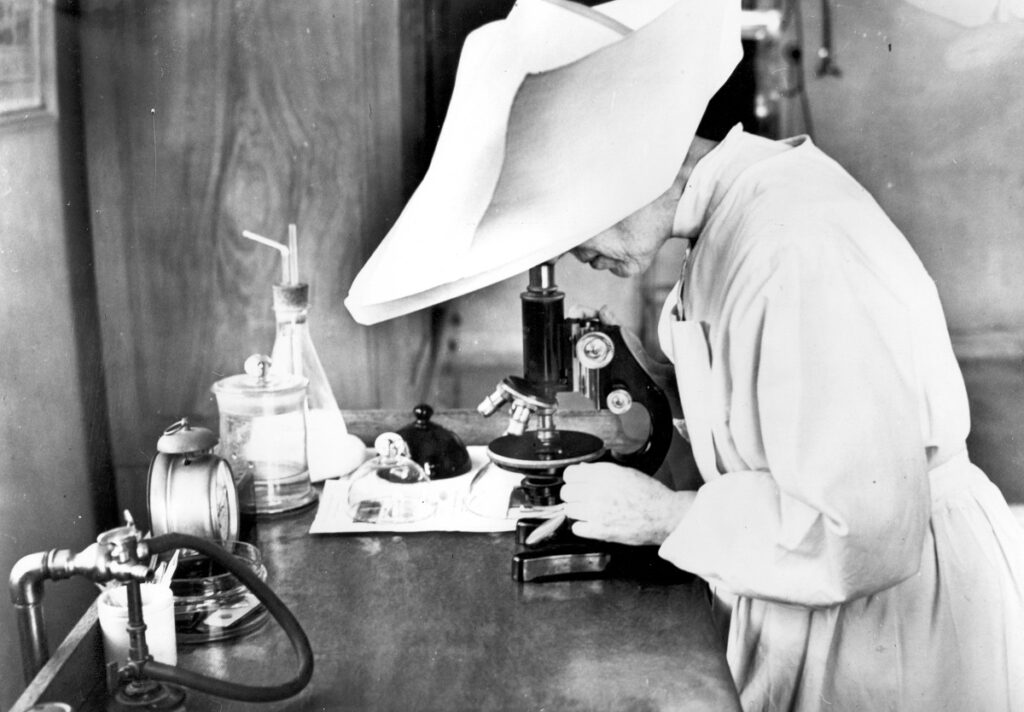 IRCCS bambino gesù 40 anni -Suora al microscopio - 1930-40