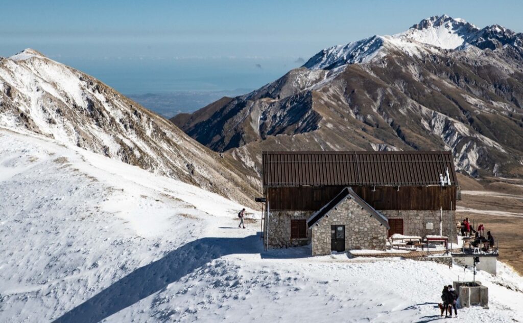 Neve Gran Sasso rifugio Duca degli Abruzzi