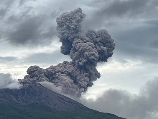 Eruzione in Giappone: potente esplosione dal vulcano Sakurajima | FOTO e VIDEO