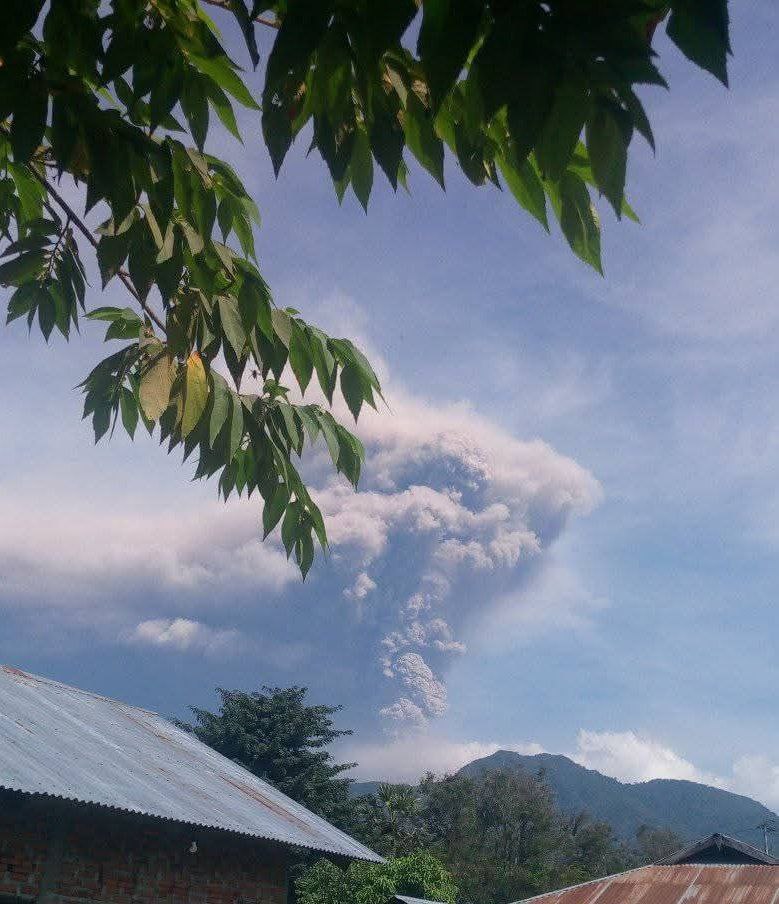 eruzione vulcano Lewotobi Laki-laki indonesia