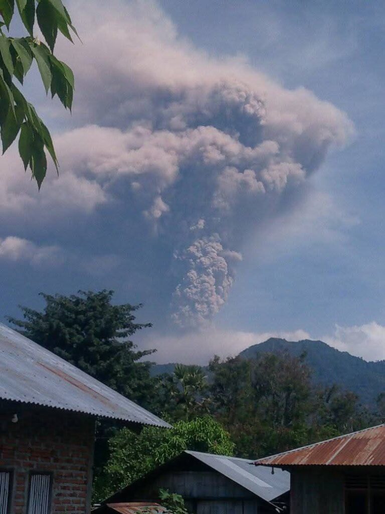 eruzione vulcano Lewotobi Laki-laki indonesia
