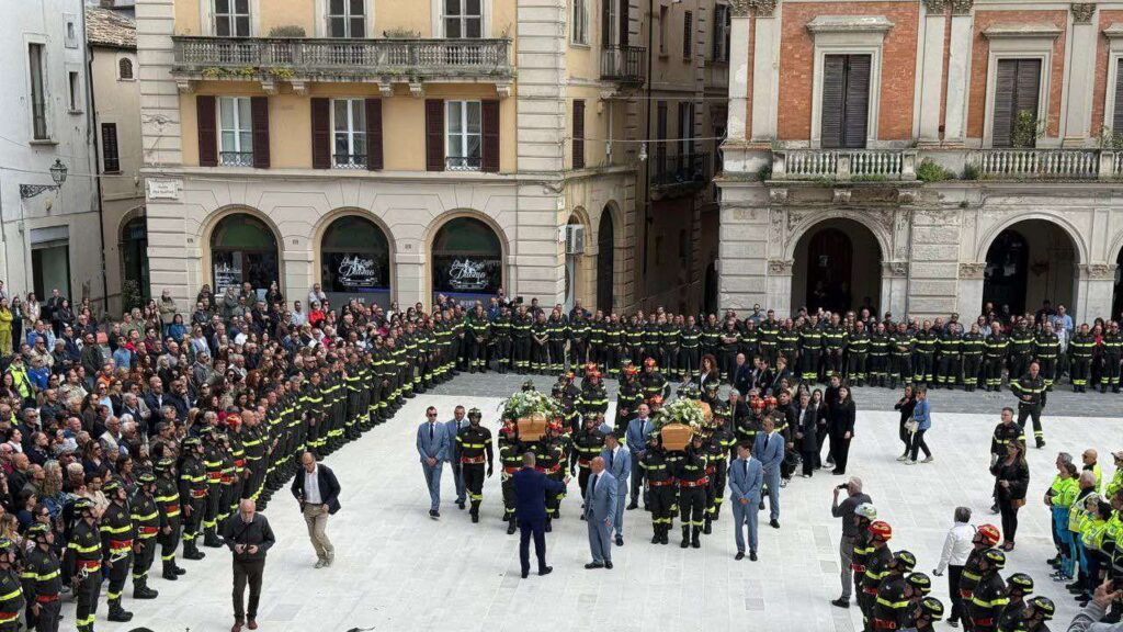 funerali vigili fuoco morti maiella