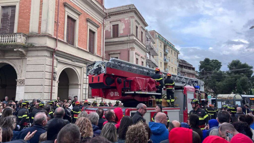 funerali vigili fuoco morti maiella
