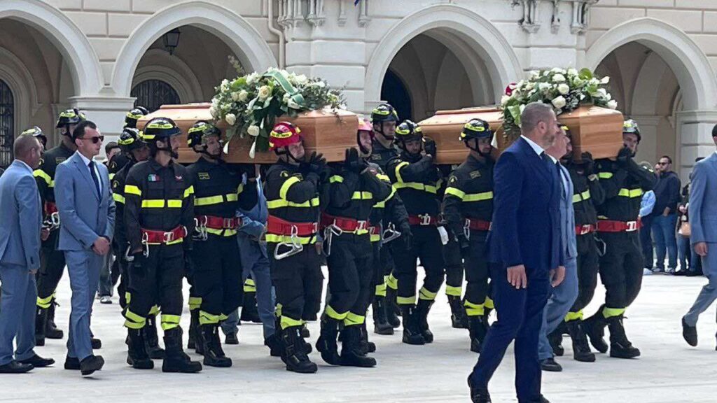 funerali vigili fuoco morti maiella