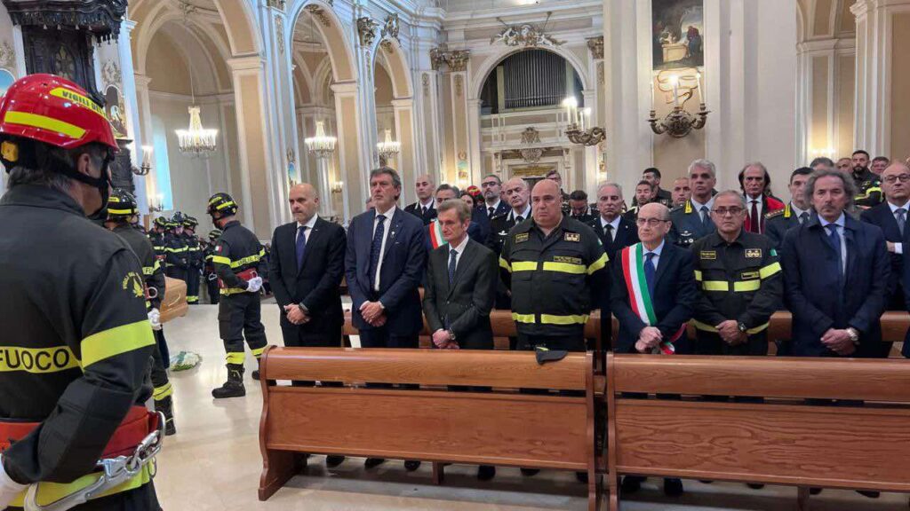 funerali vigili fuoco morti maiella