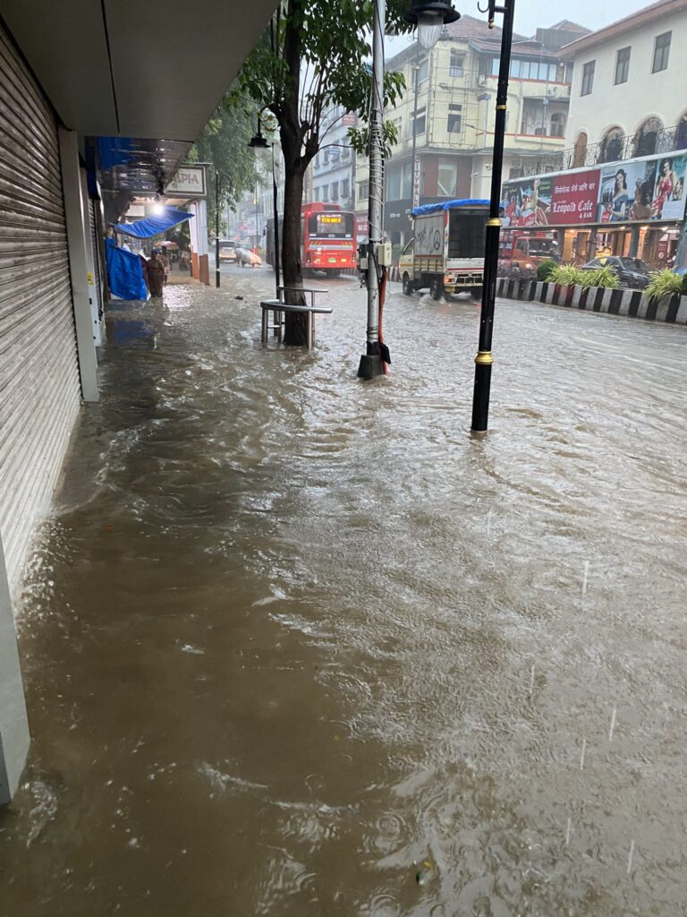 india inondazioni mumbai