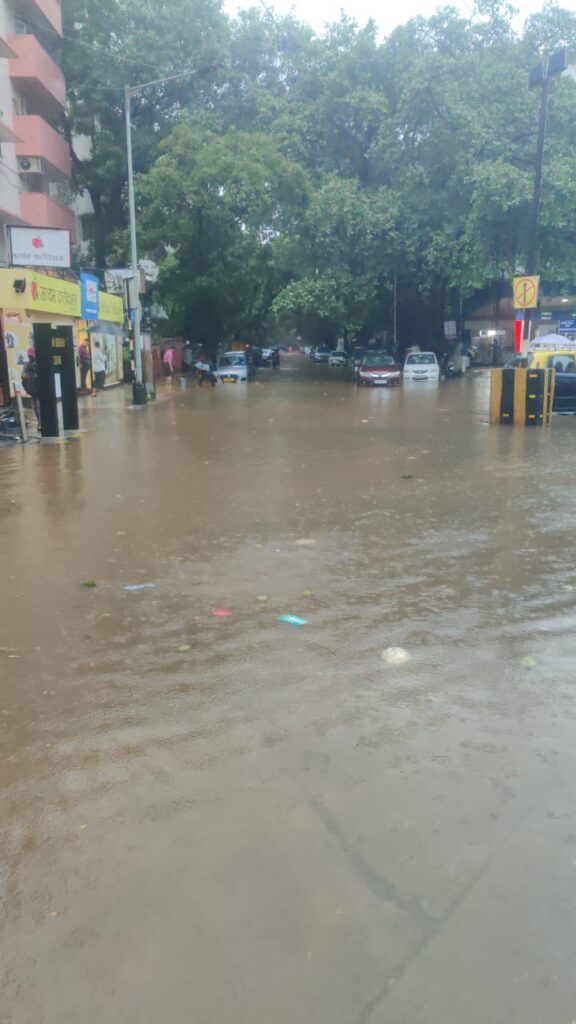 india inondazioni mumbai