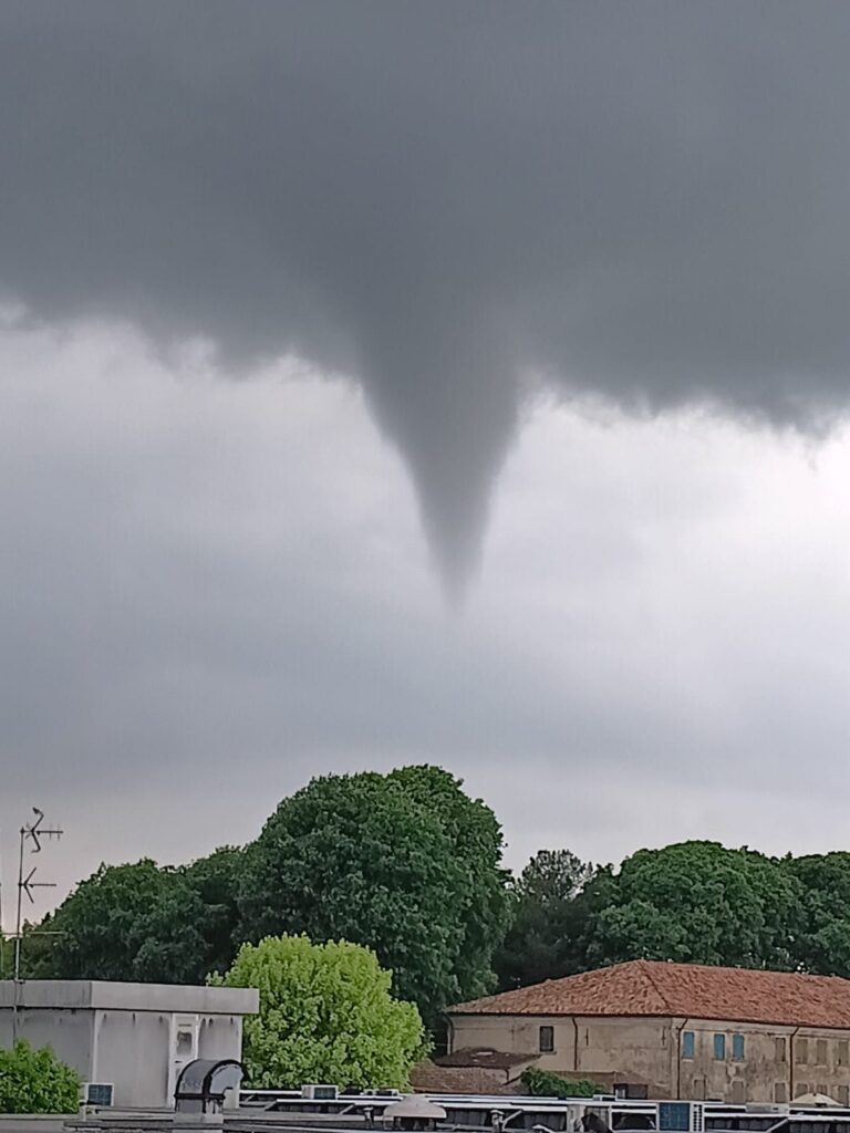 maltempo funnel ostellato emilia romagna