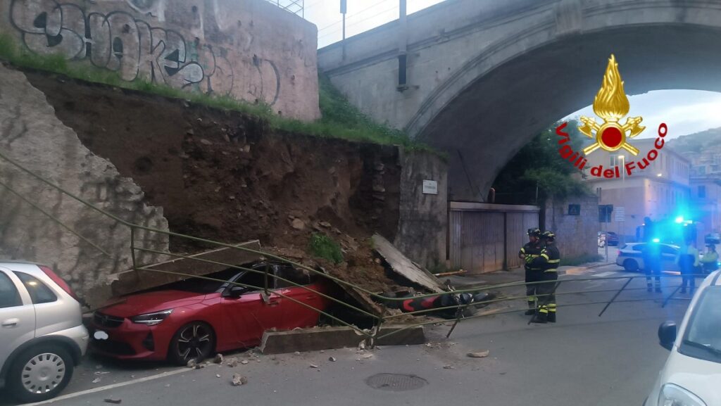Crolla muro di contenimento a Genova Sturla in via Vittorino Era