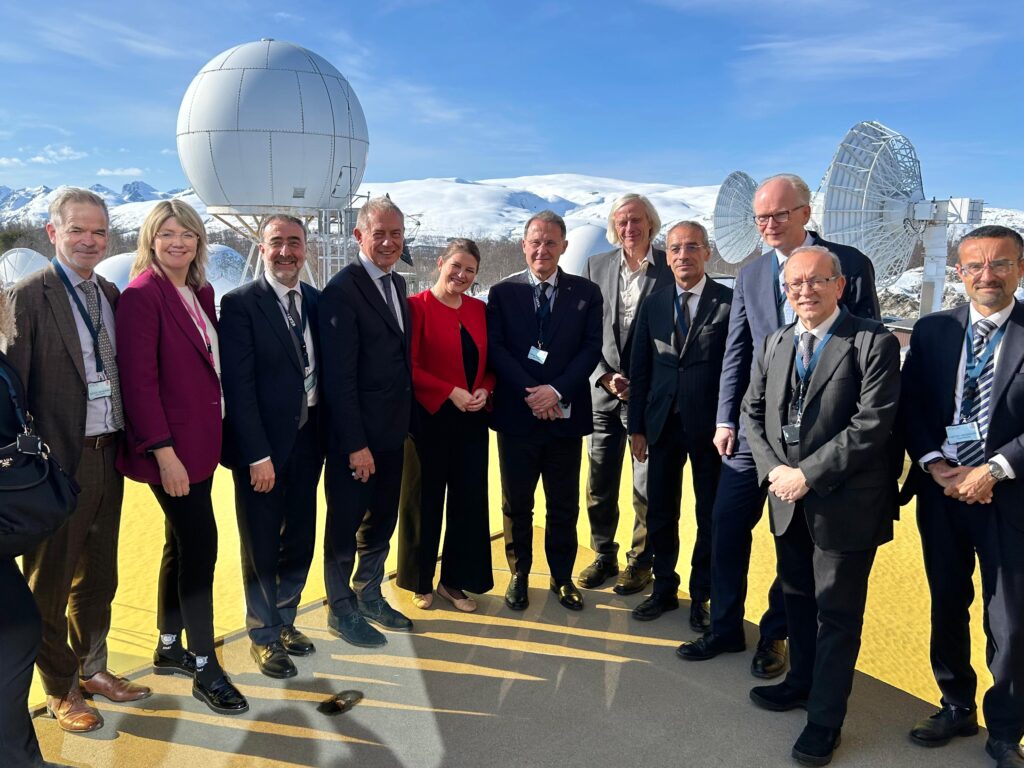 urso norvegia spazio