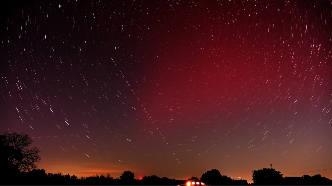 Condizioni meteo ideali per osservare l’aurora boreale in Italia: ecco dove guardare stasera