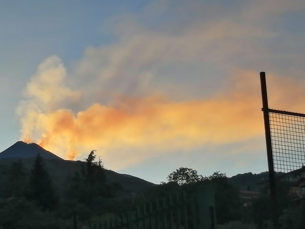 L’Etna non riposa mai: spettacolari sbuffi al tramonto, tra fuoco e fumo | FOTO