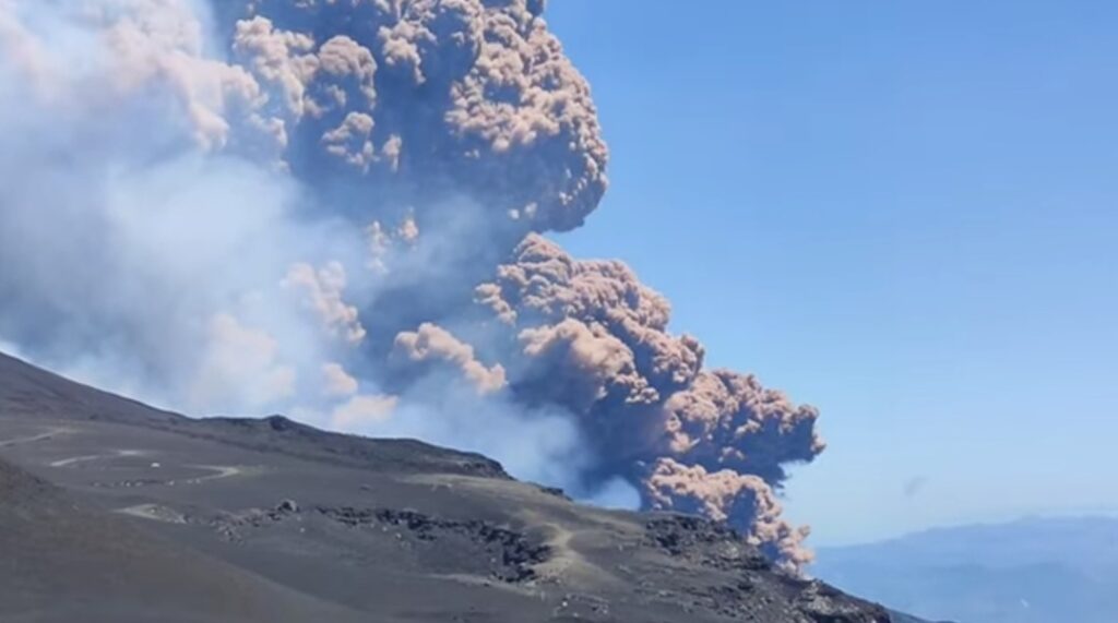 Eruzione Etna flusso piroclastico