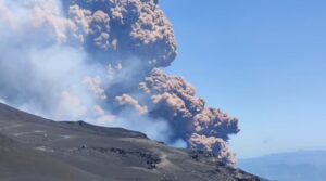 Eruzione Etna flusso piroclastico