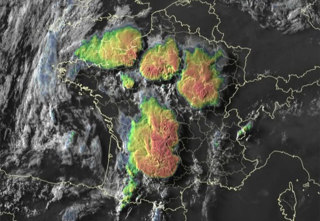 Maltempo, supercelle devastanti in Francia: grandine gigante per la tempesta in arrivo sull’Italia | FOTO