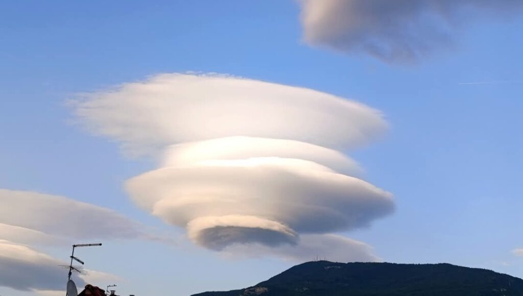 Nube lenticolare giugno 2025
