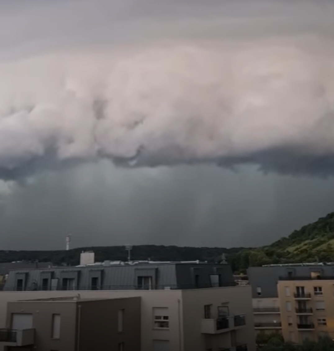 Shelf cloud Francia 