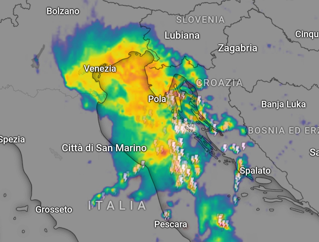 Allerta Meteo, piogge torrenziali e Bora in arrivo sull’Adriatico: Marche e Veneto nel mirino del maltempo