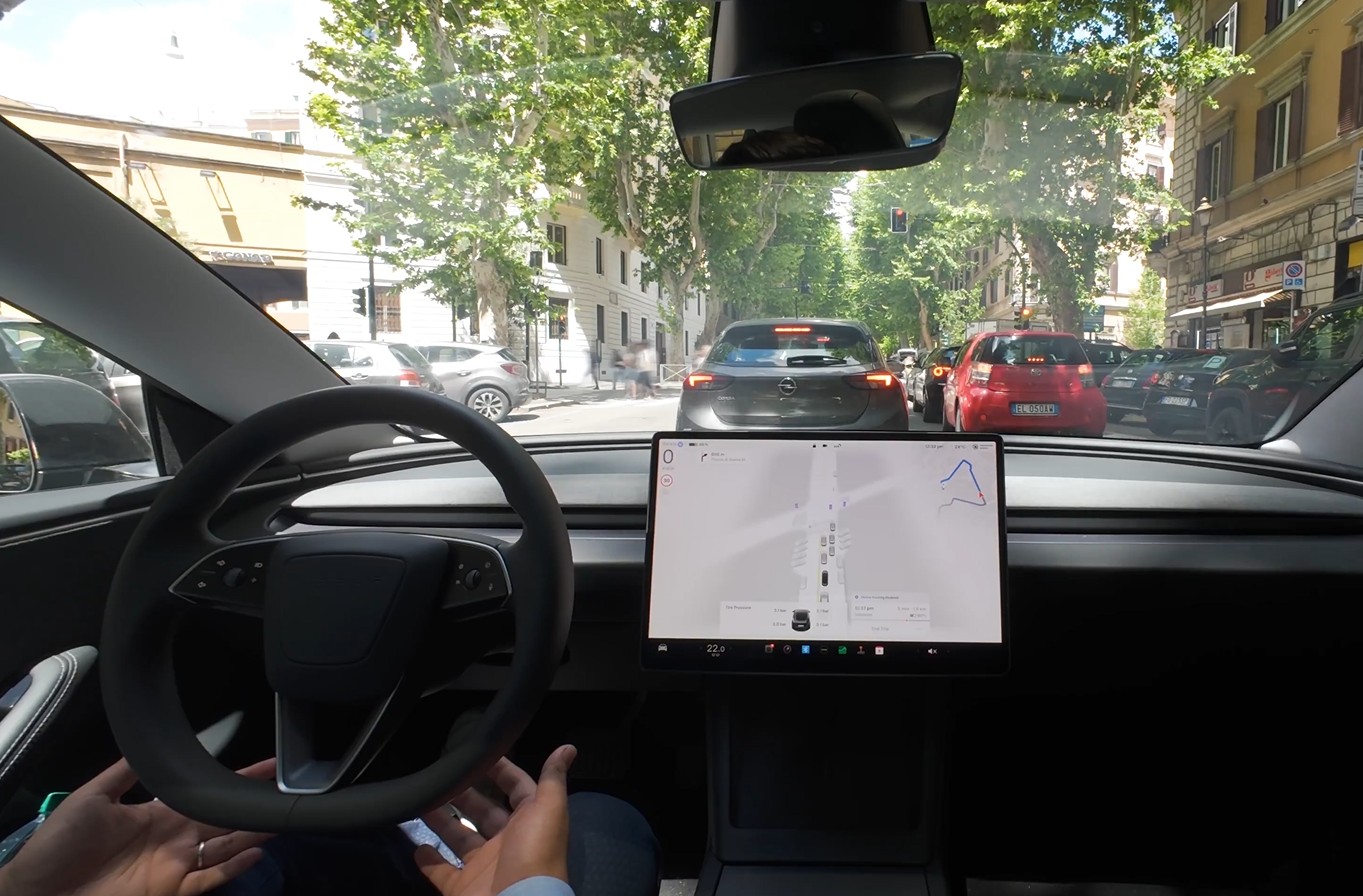 Tesla testa la guida autonoma nel cuore di Roma: dal Campidoglio al Colosseo con il Full Self-Driving supervisionato | VIDEO