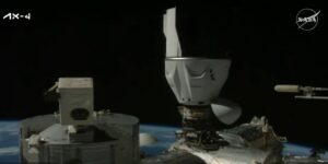 attracco iss ax-4