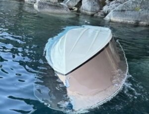 barca capovolta temporale lago tahoe