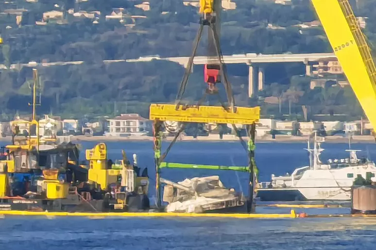 Bayesian, lo scafo è emerso dall’acqua: domani il viaggio verso Termini Imerese