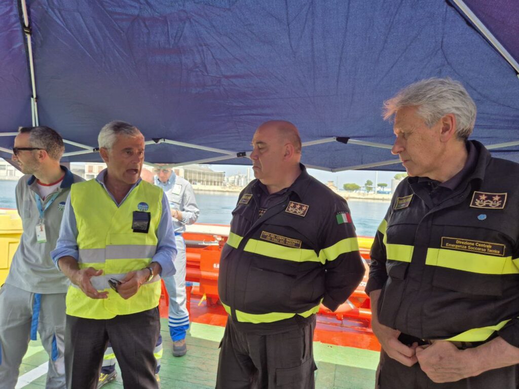 capo vigili fuoco visita nave snam