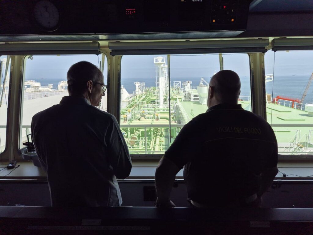 capo vigili fuoco visita nave snam