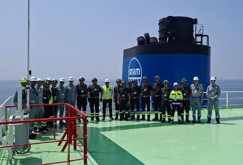 Ravenna, il capo dei Vigili del Fuoco visita la nave rigassificatrice Snam | FOTO