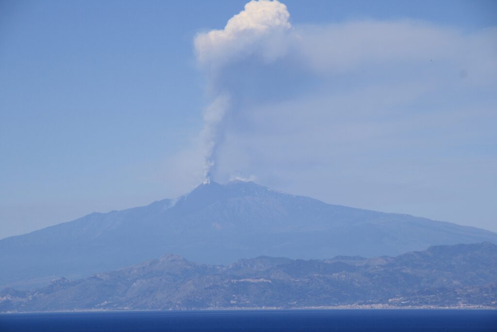 eruzione etna 2 giugno 2025