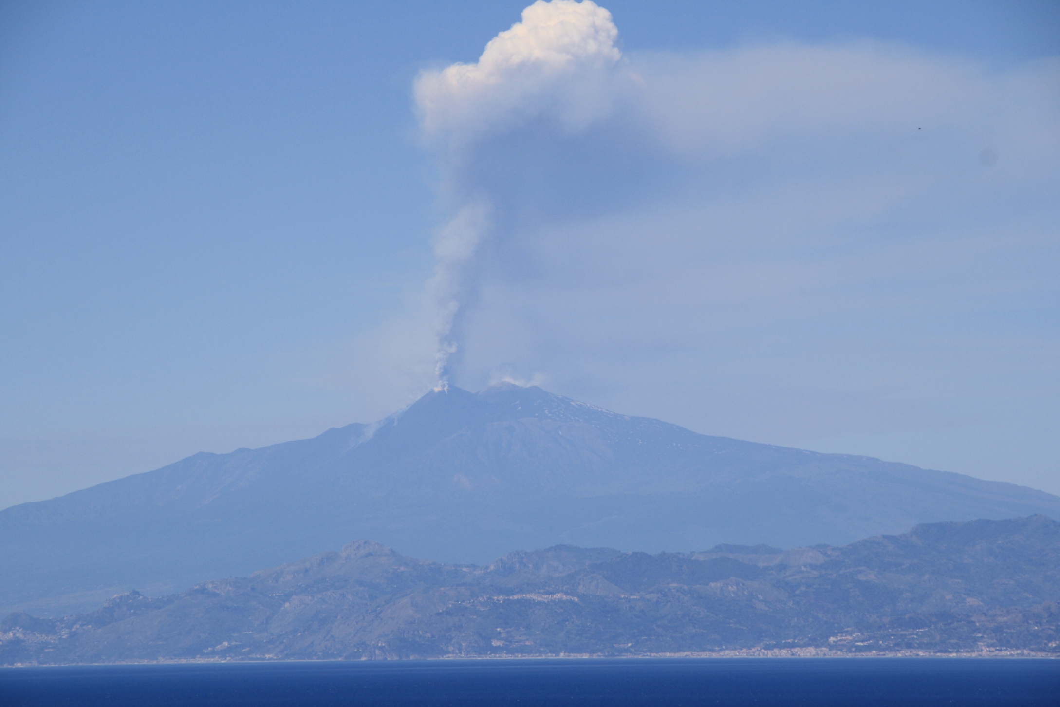 Etna, spettacolare eruzione in corso: violento parossismo dal Cratere di Sud-Est, le immagini in diretta!