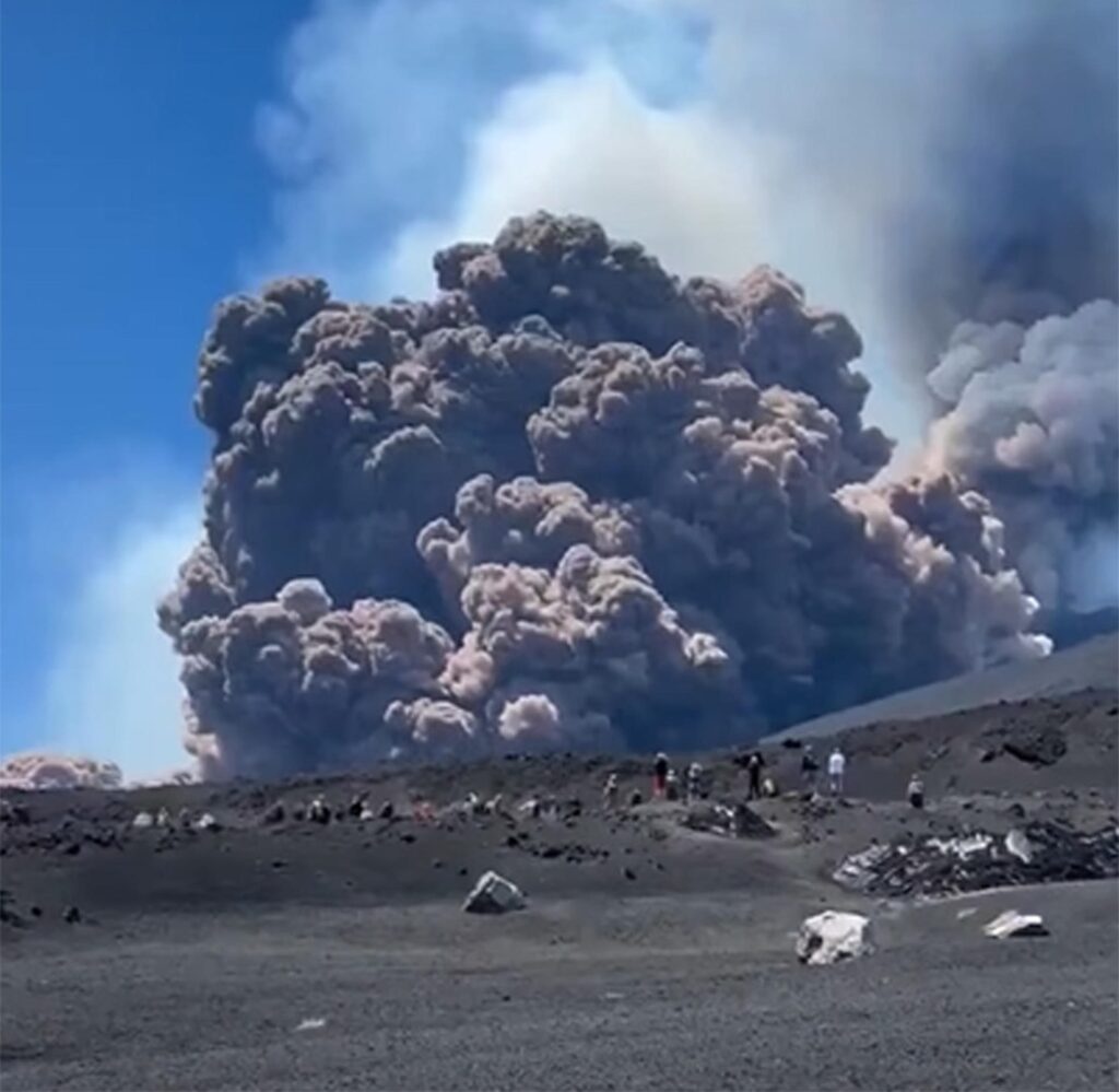 eruzione etna 2 giugno 2025