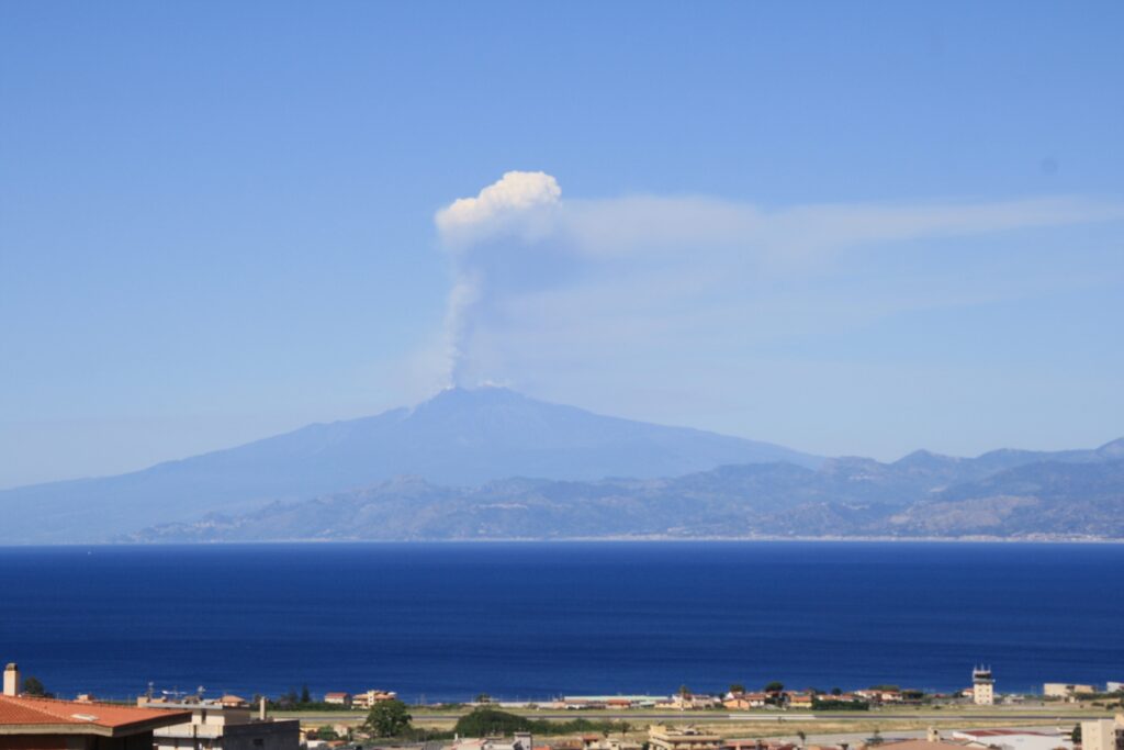 eruzione etna 2 giugno 2025