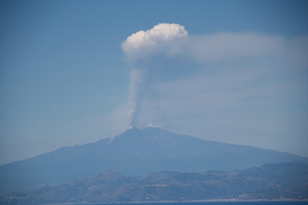 eruzione etna 2 giugno 2025