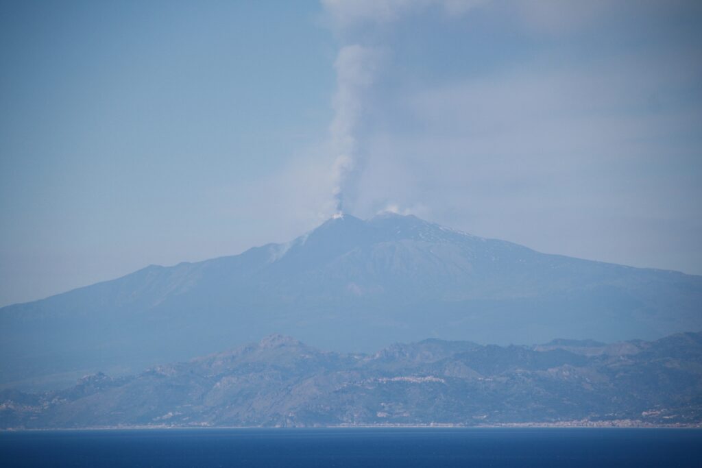 eruzione etna 2 giugno 2025