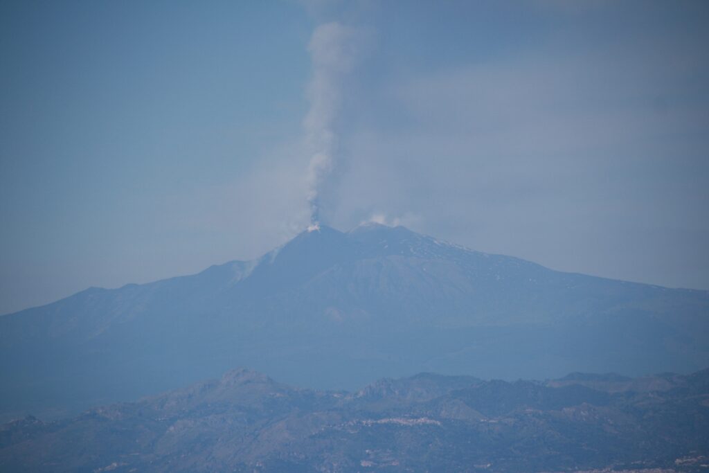 eruzione etna 2 giugno 2025