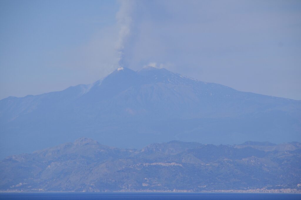 eruzione etna 2 giugno 2025