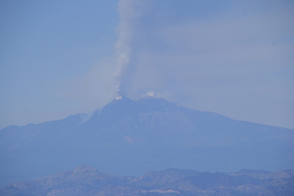 eruzione etna 2 giugno 2025