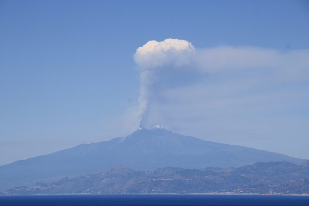 eruzione etna 2 giugno 2025