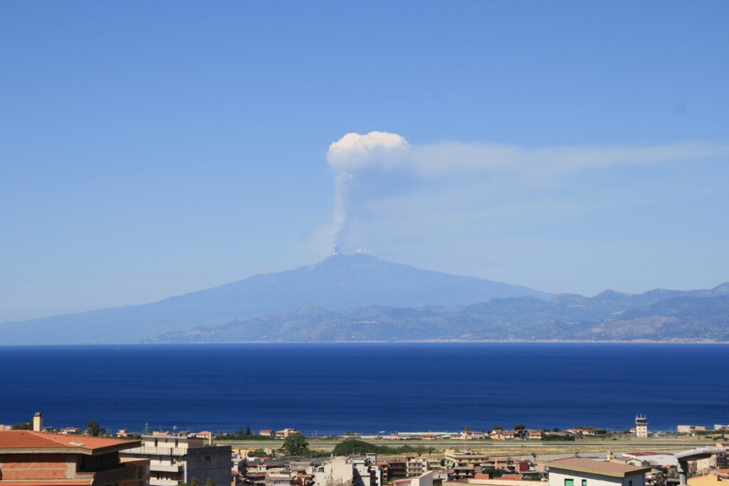 eruzione etna 2 giugno 2025