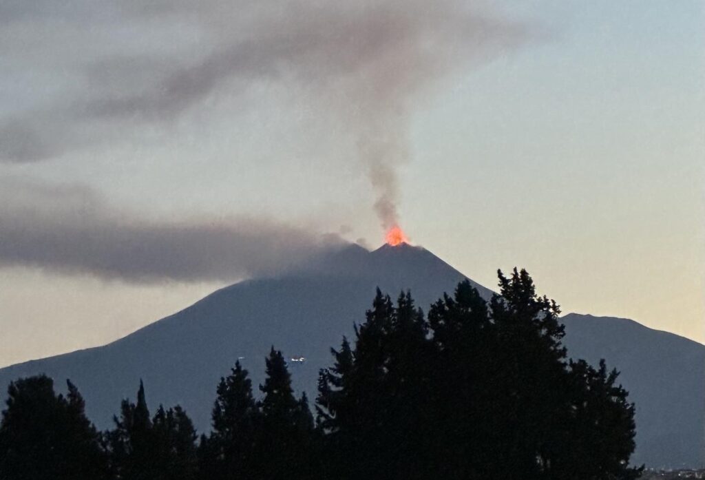 eruzione etna 2 giugno festa della repubblica italiana