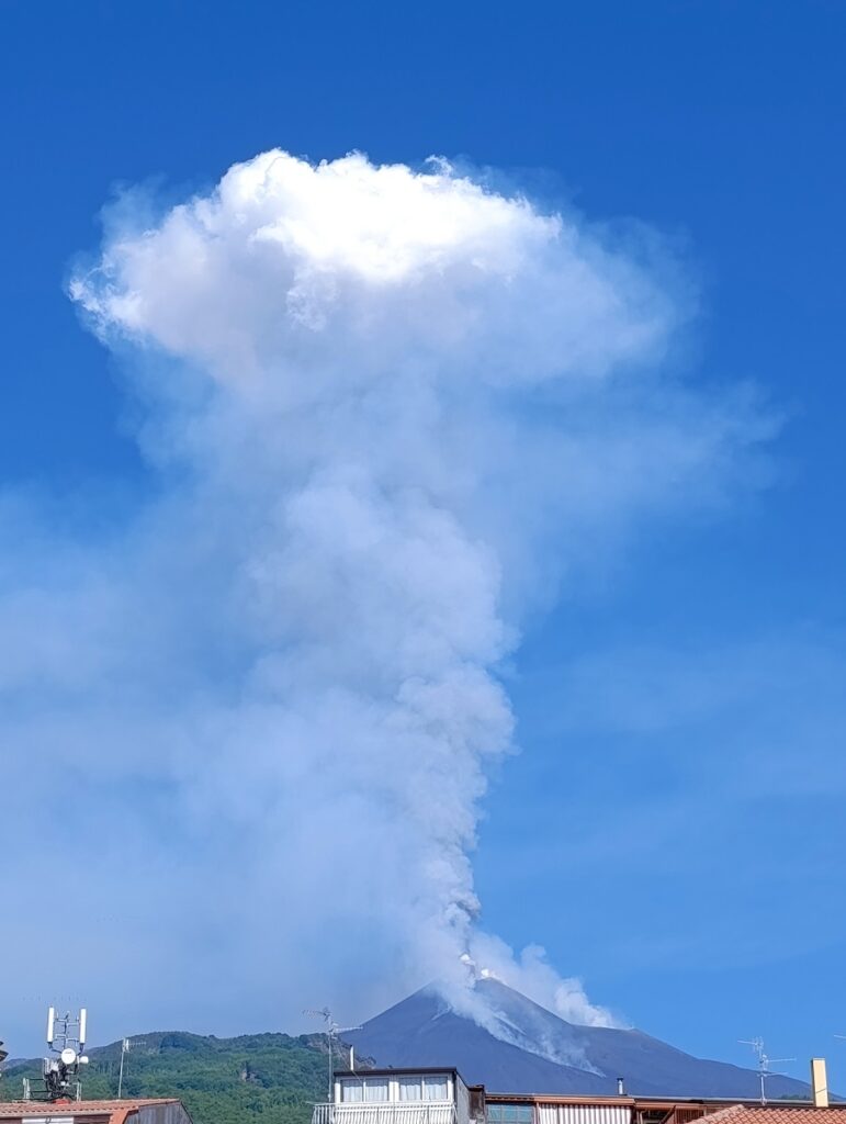 eruzione etna oggi 2 giugno