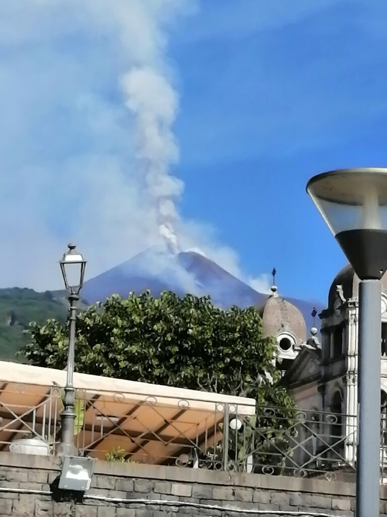 eruzione etna oggi 2 giugno