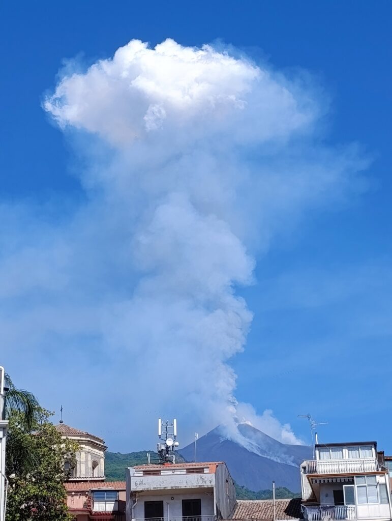 eruzione etna oggi 2 giugno