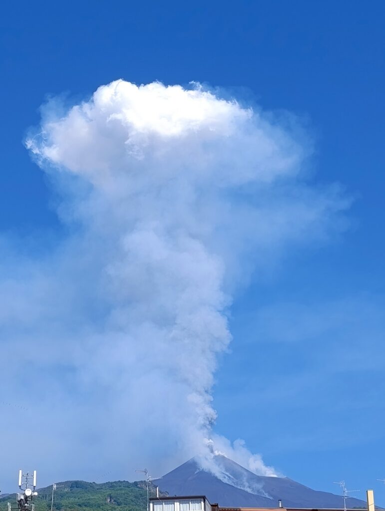 eruzione etna oggi 2 giugno