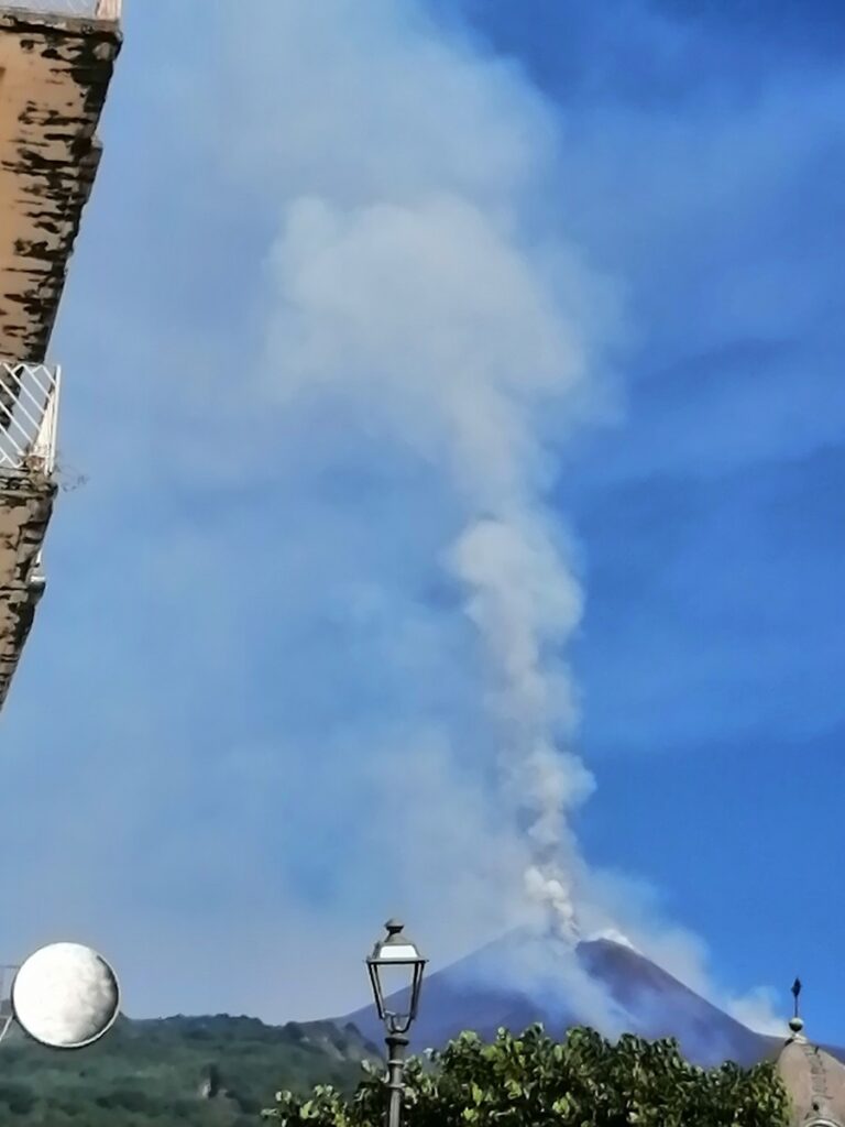 eruzione etna oggi 2 giugno