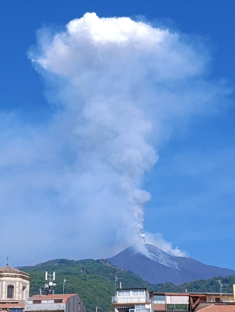 eruzione etna oggi 2 giugno