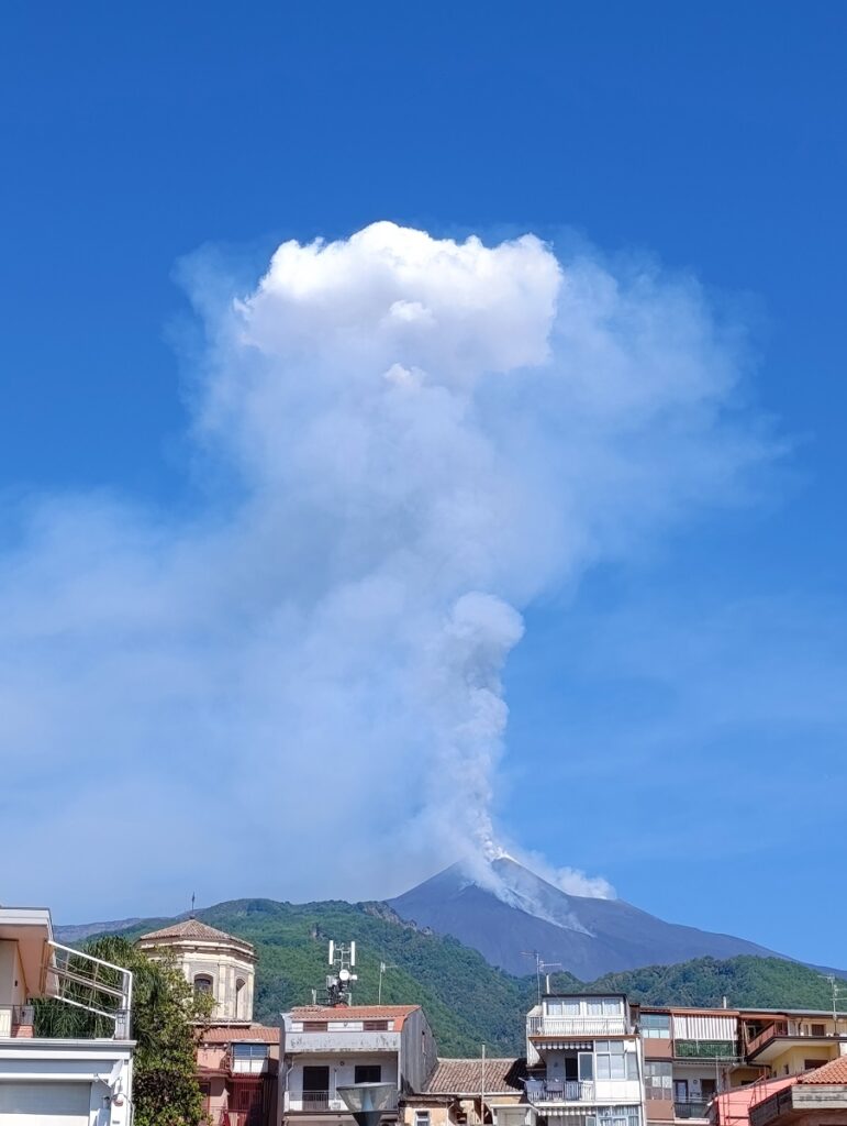 eruzione etna oggi 2 giugno